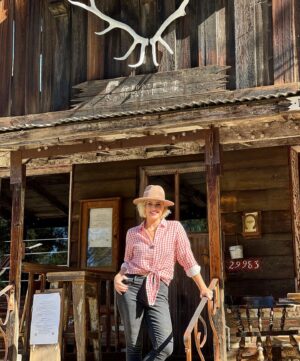 Kimberly Caldwell Instagram - This is 39. Celebrating while “working” @oldplace today which is very fitting. Blame it all on my roots. Grateful for my healthy family and to @nbccalive for the best job ever. Still crying inside that I am old AF. ❤️👢 but nothing a little 🍷 can’t fix.