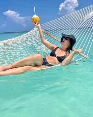 Kimberly Caldwell Instagram - MALDIVAS #sistertrip #maldives