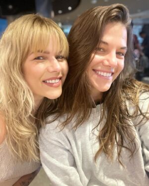 Kimberly Caldwell Instagram - Our Sex and The City moment on @emirates sipping cocktails in the lounge with Axel Rose! Can’t make this shit up. See you in Maldives Auntie Tunde ✈️ #sistertrip