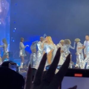 Kimrie Lewis Instagram - I’m no lip reader. But it’s pretty clear that last night onstage, Beyoncé said “I love you too, Queen Kimrie”. 🐝 👑