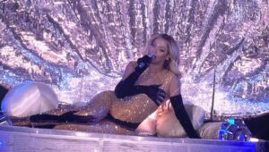 Kimrie Lewis Instagram - I’m no lip reader. But it’s pretty clear that last night onstage, Beyoncé said “I love you too, Queen Kimrie”. 🐝 👑