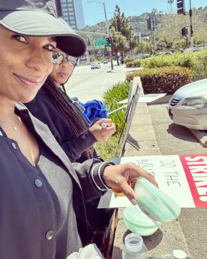 Kimrie Lewis Instagram - Picket & pump 🍼 #wgastrong✊🏾 #unionstrong #breastfeeding