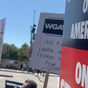 Kimrie Lewis Instagram - Picket & pump 🍼 #wgastrong✊🏾 #unionstrong #breastfeeding