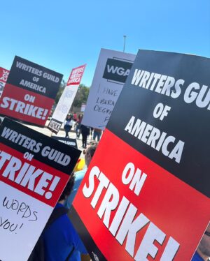 Kimrie Lewis Instagram - Picket & pump 🍼 #wgastrong✊🏾 #unionstrong #breastfeeding