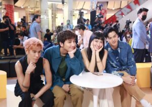 Kirati Puangmalee Instagram - เย้... ฝากทีมหมอจากเรื่อง #มาตาลดา  ด้วยนะครับ
เป็นเรื่องที่ผมว่าน่าจะสร้างความสุขให้กับผู้ชมได้แน่ๆ 
ก่อนอื่นต้องขอบคุณพี่จ๋า @yossiebistro ที่ให้โอกาสผมได้มารับบท "หมอมิน" ในเรื่องนี้ด้วยนะครับ เป็นประสบการณ์การทำงานที่ดีมากๆ ที่ได้เจอกับพี่ๆ นักแสดง ผู้กำกับ และทีมงานที่เก่งมากๆ จะจดทุกๆสิ่งที่เกิดขึ้นในตอนที่ถ่ายเรื่องนี้ไว้ตลอดชีวิตเลยครับ 
ขนาดตอนถ่ายยังมีความสุขขนาดนี้ ในละครจะขนาดไหน💖💖💖🏥