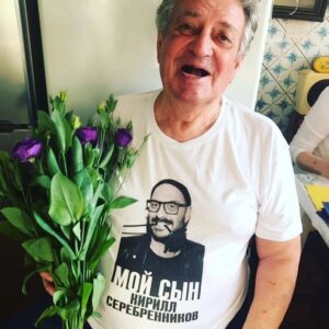 Kirill Serebrennikov Instagram - Моему отцу СЕМЕНУ МИХАЙЛОВИЧУ СЕРЕБРЕННИКОВУ исполнилось 90 лет!!! Он, конечно, самый лучший в мире отец, муж - 60 лет в браке с одной женщиной - и, главное, феноменальный хирург. За свою долгую жизнь он сделал десятки тысяч сложнейших многочасовых операций, за все эти годы у него не умер на операционном столе не один больной, сотням тысяч людей Он помог жить без боли. Мне невероятно повезло, что у меня такой отец! Он - мой ориентир, как надо жить и работать, - не останавливаясь, честно, не для себя, а для других. Его ученики работают во многих городах России и мира. По его книгам учатся студенты. Бывшие больные благодарят его. А Я ПРОСТО ЛЮБЛЮ И ГОРЖУСЬ ТОБОЙ, ПАПА! ЖИВИ, ПОЖАЛУЙСТА, ДОЛГО!