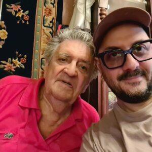 Kirill Serebrennikov Instagram - Моему отцу СЕМЕНУ МИХАЙЛОВИЧУ СЕРЕБРЕННИКОВУ исполнилось 90 лет!!! Он, конечно, самый лучший в мире отец, муж - 60 лет в браке с одной женщиной - и, главное, феноменальный хирург. За свою долгую жизнь он сделал десятки тысяч сложнейших многочасовых операций, за все эти годы у него не умер на операционном столе не один больной, сотням тысяч людей Он помог жить без боли. Мне невероятно повезло, что у меня такой отец! Он - мой ориентир, как надо жить и работать, - не останавливаясь, честно, не для себя, а для других. Его ученики работают во многих городах России и мира. По его книгам учатся студенты. Бывшие больные благодарят его. А Я ПРОСТО ЛЮБЛЮ И ГОРЖУСЬ ТОБОЙ, ПАПА! ЖИВИ, ПОЖАЛУЙСТА, ДОЛГО!