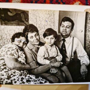 Kirill Serebrennikov Instagram - Моему отцу СЕМЕНУ МИХАЙЛОВИЧУ СЕРЕБРЕННИКОВУ исполнилось 90 лет!!! Он, конечно, самый лучший в мире отец, муж - 60 лет в браке с одной женщиной - и, главное, феноменальный хирург. За свою долгую жизнь он сделал десятки тысяч сложнейших многочасовых операций, за все эти годы у него не умер на операционном столе не один больной, сотням тысяч людей Он помог жить без боли. Мне невероятно повезло, что у меня такой отец! Он - мой ориентир, как надо жить и работать, - не останавливаясь, честно, не для себя, а для других. Его ученики работают во многих городах России и мира. По его книгам учатся студенты. Бывшие больные благодарят его. А Я ПРОСТО ЛЮБЛЮ И ГОРЖУСЬ ТОБОЙ, ПАПА! ЖИВИ, ПОЖАЛУЙСТА, ДОЛГО!