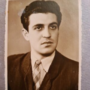 Kirill Serebrennikov Instagram - Моему отцу СЕМЕНУ МИХАЙЛОВИЧУ СЕРЕБРЕННИКОВУ исполнилось 90 лет!!! Он, конечно, самый лучший в мире отец, муж - 60 лет в браке с одной женщиной - и, главное, феноменальный хирург. За свою долгую жизнь он сделал десятки тысяч сложнейших многочасовых операций, за все эти годы у него не умер на операционном столе не один больной, сотням тысяч людей Он помог жить без боли. Мне невероятно повезло, что у меня такой отец! Он - мой ориентир, как надо жить и работать, - не останавливаясь, честно, не для себя, а для других. Его ученики работают во многих городах России и мира. По его книгам учатся студенты. Бывшие больные благодарят его. А Я ПРОСТО ЛЮБЛЮ И ГОРЖУСЬ ТОБОЙ, ПАПА! ЖИВИ, ПОЖАЛУЙСТА, ДОЛГО!
