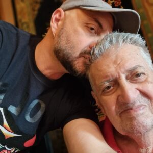 Kirill Serebrennikov Instagram - Моему отцу СЕМЕНУ МИХАЙЛОВИЧУ СЕРЕБРЕННИКОВУ исполнилось 90 лет!!! Он, конечно, самый лучший в мире отец, муж - 60 лет в браке с одной женщиной - и, главное, феноменальный хирург. За свою долгую жизнь он сделал десятки тысяч сложнейших многочасовых операций, за все эти годы у него не умер на операционном столе не один больной, сотням тысяч людей Он помог жить без боли. Мне невероятно повезло, что у меня такой отец! Он - мой ориентир, как надо жить и работать, - не останавливаясь, честно, не для себя, а для других. Его ученики работают во многих городах России и мира. По его книгам учатся студенты. Бывшие больные благодарят его. А Я ПРОСТО ЛЮБЛЮ И ГОРЖУСЬ ТОБОЙ, ПАПА! ЖИВИ, ПОЖАЛУЙСТА, ДОЛГО!