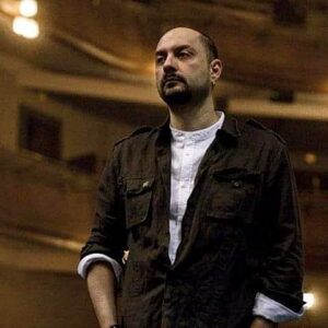 Kirill Serebrennikov Instagram - К 125 летию МОСКОВСКОГО ХУДОЖЕСТВЕННОГО ТЕАТРА им. ЧЕХОВА

В МХТ им Чехова я провел счастливые и беззаботные 10 лет, работая помощником Табакова. Я должен был формировать труппу, придумывать интересные проекты и следить за творческим уровнем. А также ставить спектакли и "искать" других режиссеров, чтобы привести их под ясны очи Олега Павловича. Особенно горжусь придуманным и организованным мною проектом "Впервые на русском" (французская версия), который открыл московской публике мир современного французского театра. Этот проект должен был быть мостом, соединяющий МХТ и весь мировой театр, мол, не только Чеховым едины...Что ещё из важного? Юбилей и Форум Станиславского, спектакль "ВНЕ Системы" - последняя работа в МХТ. "Терроризм" - первая. Новейшая и радикальная современная драматургия на сцене главного театра страны. Первое исполнение "Гамлет-машины" на этой сцене (привет Рейнхгарду и его DT, на сцене которого потом мы сыграем "Машину Мюллер") и первый концерт современной музыки с участим лучших российских композиторов. Первый "промышленный" юбилей Табакова, который в дальнейшие годы уже делался другими режиссерами и стал визитной карточкой театра на телевидении. Поколение артистов, с которыми мы развивались вместе - от спектакля к спектаклю, от проекта к проекту. Школа-студия МХТ и мой экспериментальный курс, из которого вышла 7 студия ( их до нас в МХТ было шесть). Незабываемые разговоры и споры с Табаковым и Смелянским про будущее Театра. И многое другое, пооучившееся и не получившееся... В какой-то момент я понял, что не стоит окончательно становиться "мхатчиком", и наши пути с театром разошлись. Но эти 10 лет в МХТ с Табаковым - важнейшие и "смыслообразующие" годы моей жизни.