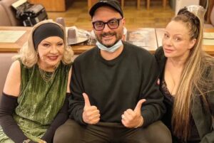 Kirill Serebrennikov Instagram - К 125 летию МОСКОВСКОГО ХУДОЖЕСТВЕННОГО ТЕАТРА им. ЧЕХОВА

В МХТ им Чехова я провел счастливые и беззаботные 10 лет, работая помощником Табакова. Я должен был формировать труппу, придумывать интересные проекты и следить за творческим уровнем. А также ставить спектакли и "искать" других режиссеров, чтобы привести их под ясны очи Олега Павловича. Особенно горжусь придуманным и организованным мною проектом "Впервые на русском" (французская версия), который открыл московской публике мир современного французского театра. Этот проект должен был быть мостом, соединяющий МХТ и весь мировой театр, мол, не только Чеховым едины...Что ещё из важного? Юбилей и Форум Станиславского, спектакль "ВНЕ Системы" - последняя работа в МХТ. "Терроризм" - первая. Новейшая и радикальная современная драматургия на сцене главного театра страны. Первое исполнение "Гамлет-машины" на этой сцене (привет Рейнхгарду и его DT, на сцене которого потом мы сыграем "Машину Мюллер") и первый концерт современной музыки с участим лучших российских композиторов. Первый "промышленный" юбилей Табакова, который в дальнейшие годы уже делался другими режиссерами и стал визитной карточкой театра на телевидении. Поколение артистов, с которыми мы развивались вместе - от спектакля к спектаклю, от проекта к проекту. Школа-студия МХТ и мой экспериментальный курс, из которого вышла 7 студия ( их до нас в МХТ было шесть). Незабываемые разговоры и споры с Табаковым и Смелянским про будущее Театра. И многое другое, пооучившееся и не получившееся... В какой-то момент я понял, что не стоит окончательно становиться "мхатчиком", и наши пути с театром разошлись. Но эти 10 лет в МХТ с Табаковым - важнейшие и "смыслообразующие" годы моей жизни.
