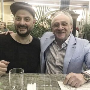 Kirill Serebrennikov Instagram - К 125 летию МОСКОВСКОГО ХУДОЖЕСТВЕННОГО ТЕАТРА им. ЧЕХОВА

В МХТ им Чехова я провел счастливые и беззаботные 10 лет, работая помощником Табакова. Я должен был формировать труппу, придумывать интересные проекты и следить за творческим уровнем. А также ставить спектакли и "искать" других режиссеров, чтобы привести их под ясны очи Олега Павловича. Особенно горжусь придуманным и организованным мною проектом "Впервые на русском" (французская версия), который открыл московской публике мир современного французского театра. Этот проект должен был быть мостом, соединяющий МХТ и весь мировой театр, мол, не только Чеховым едины...Что ещё из важного? Юбилей и Форум Станиславского, спектакль "ВНЕ Системы" - последняя работа в МХТ. "Терроризм" - первая. Новейшая и радикальная современная драматургия на сцене главного театра страны. Первое исполнение "Гамлет-машины" на этой сцене (привет Рейнхгарду и его DT, на сцене которого потом мы сыграем "Машину Мюллер") и первый концерт современной музыки с участим лучших российских композиторов. Первый "промышленный" юбилей Табакова, который в дальнейшие годы уже делался другими режиссерами и стал визитной карточкой театра на телевидении. Поколение артистов, с которыми мы развивались вместе - от спектакля к спектаклю, от проекта к проекту. Школа-студия МХТ и мой экспериментальный курс, из которого вышла 7 студия ( их до нас в МХТ было шесть). Незабываемые разговоры и споры с Табаковым и Смелянским про будущее Театра. И многое другое, пооучившееся и не получившееся... В какой-то момент я понял, что не стоит окончательно становиться "мхатчиком", и наши пути с театром разошлись. Но эти 10 лет в МХТ с Табаковым - важнейшие и "смыслообразующие" годы моей жизни.