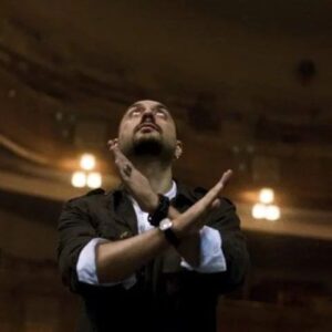 Kirill Serebrennikov Instagram - К 125 летию МОСКОВСКОГО ХУДОЖЕСТВЕННОГО ТЕАТРА им. ЧЕХОВА

В МХТ им Чехова я провел счастливые и беззаботные 10 лет, работая помощником Табакова. Я должен был формировать труппу, придумывать интересные проекты и следить за творческим уровнем. А также ставить спектакли и "искать" других режиссеров, чтобы привести их под ясны очи Олега Павловича. Особенно горжусь придуманным и организованным мною проектом "Впервые на русском" (французская версия), который открыл московской публике мир современного французского театра. Этот проект должен был быть мостом, соединяющий МХТ и весь мировой театр, мол, не только Чеховым едины...Что ещё из важного? Юбилей и Форум Станиславского, спектакль "ВНЕ Системы" - последняя работа в МХТ. "Терроризм" - первая. Новейшая и радикальная современная драматургия на сцене главного театра страны. Первое исполнение "Гамлет-машины" на этой сцене (привет Рейнхгарду и его DT, на сцене которого потом мы сыграем "Машину Мюллер") и первый концерт современной музыки с участим лучших российских композиторов. Первый "промышленный" юбилей Табакова, который в дальнейшие годы уже делался другими режиссерами и стал визитной карточкой театра на телевидении. Поколение артистов, с которыми мы развивались вместе - от спектакля к спектаклю, от проекта к проекту. Школа-студия МХТ и мой экспериментальный курс, из которого вышла 7 студия ( их до нас в МХТ было шесть). Незабываемые разговоры и споры с Табаковым и Смелянским про будущее Театра. И многое другое, пооучившееся и не получившееся... В какой-то момент я понял, что не стоит окончательно становиться "мхатчиком", и наши пути с театром разошлись. Но эти 10 лет в МХТ с Табаковым - важнейшие и "смыслообразующие" годы моей жизни.