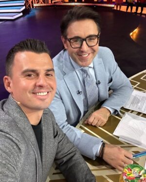 Kirill Turichenko Instagram - Заметили на столе баночку от моих любимых огурцов-помидор?

Совсем скоро узнаете, что она там делает! Ждите ✋️ анонс шоу "Привет, Андрей!" с моим участием! Это будет весело, душевно и очень музыкально! 🎼🎶