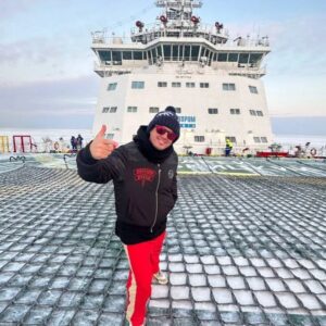 Kirill Turichenko Instagram - Новая точка на карте - Мыс Каменный! 🚁 

На выходных я стал гостем фестиваля "Дыхание Арктики", который проходил за Полярным кругом! 

А на следующий день и вовсе ощутил на себе не творческое, а реальное дыхание Арктики, благодаря экскурсии,  которую устроили хозяева фестиваля! Мы летали на действующий ледокол Андрей Вилькицкий! 💥💥💥

Друзья, кто бывал на таких кораблях? 

А влог из путешествия уде можно посмотреть в моей группе в ВК, активная ссылка в сториз!