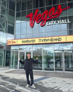 Kirill Turichenko Instagram - До концерта в Вегас Сити Холл 6,5 часов! Мы на месте, ждём вас! 🤩

Пишите в комментариях,  с кем сегодня увидимся! Последние билетики ещё есть в продаже.  Активная ссылка в сториз!

#кириллтуриченко