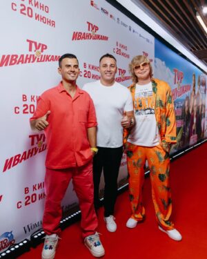 Kirill Turichenko Instagram - Чуть больше недели прошло с премьеры "Тура с Иванушками"! 🤩

Успели уже посмотреть? Делитесь впечатлениями в комментариях! 

А тех, кто ещё не успел, ждем в кино на этих выходных 😎 Отличный фильм для семейного просмотра, я считаю! Нам с @dashulyat понравилось!

#Иванушки