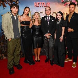 Kit Young Instagram - Last night was a lot of fun! @theschoolforgoodandevilmovie @netflix 

Stylist @olgatimofejeva 
Grooming @nadiaaltinbas 

Suit & shirt @richardjamesofficial 
Trainers @harrysoflondon 

Jewerly & watch @cartier