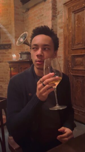 Kit Young Instagram - I went wine tasting with my sister @piripamusic and have developed a new technique for drinking wine