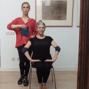 Kiti Mánver Instagram - Mi profe y amiga Urielle Perona me ayuda a bajar la barriga que aumenté para rodar MamáCruz de Patricia Ortega. No llevo una zapatilla de cada color, lo que veis a mis pies son un kilo de arroz y otro de sal que utilizamos como pesas, no hay forma de escaquearse 😅