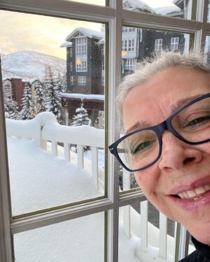 Kiti Mánver Instagram - SUNDANCE 7,00 de la mañana, empezamos con alegría. Foto 2 el lugar donde estrenaremos MAMACRUZ 🤞🏻💜