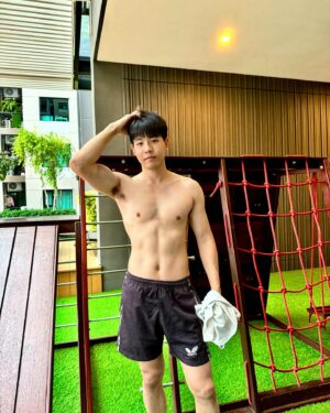 Kittikun Tansuhas Instagram - ผ่านไปแล้วจากวันนั้นที่บอกจะเล่นท้องทุกวัน1เดือน สรุปได้งดไป5วันเนื่องจากงานและเหตุอื่นๆ ผลออกมาก็โอเคนะ ยอมรับได้ เพราะก็ไม่ได้เน้นท้องขนาดนั้นแค่ออกตามท่าที่เคยออกประจำทุกวัน(และไม่ได้ออกเยอะด้วย🤣) ต่อไปก็คงออกต่อไปเรื่อยๆถ้าไม่ติดอะไรนะ อีกซัก2-3เดือนมันก็คงดีกว่านี้ไปอีกแหละ
ปล.1 ระหว่างนั้นก็ออกส่วนอื่นไปด้วย แต่ไม่ได้ออกกำลังกายทั้งเดือนนะ แต่ท้องอ่ะออกทั้งเดือน(ไม่นับ5วันที่หายไป)
ปล.2 ไม่คุมอาหาร ไม่กินอาหารเสริม ไม่กินเวย์ อยากกินอะไรตอนไหนก็กินเหมือนเดิม
ปล.3 เป็นคนที่ไม่ได้ออกกำลังกายหนักอะไรเลย เล่นแบบสบายๆ วันนึงก็45นาที-1ชั่วโมง(รวมเล่นมือถือ) เพื่อนๆจะรู้ดี🤣
จบการรายงาน😐