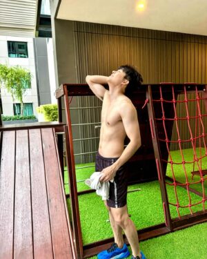 Kittikun Tansuhas Instagram - ผ่านไปแล้วจากวันนั้นที่บอกจะเล่นท้องทุกวัน1เดือน สรุปได้งดไป5วันเนื่องจากงานและเหตุอื่นๆ ผลออกมาก็โอเคนะ ยอมรับได้ เพราะก็ไม่ได้เน้นท้องขนาดนั้นแค่ออกตามท่าที่เคยออกประจำทุกวัน(และไม่ได้ออกเยอะด้วย🤣) ต่อไปก็คงออกต่อไปเรื่อยๆถ้าไม่ติดอะไรนะ อีกซัก2-3เดือนมันก็คงดีกว่านี้ไปอีกแหละ
ปล.1 ระหว่างนั้นก็ออกส่วนอื่นไปด้วย แต่ไม่ได้ออกกำลังกายทั้งเดือนนะ แต่ท้องอ่ะออกทั้งเดือน(ไม่นับ5วันที่หายไป)
ปล.2 ไม่คุมอาหาร ไม่กินอาหารเสริม ไม่กินเวย์ อยากกินอะไรตอนไหนก็กินเหมือนเดิม
ปล.3 เป็นคนที่ไม่ได้ออกกำลังกายหนักอะไรเลย เล่นแบบสบายๆ วันนึงก็45นาที-1ชั่วโมง(รวมเล่นมือถือ) เพื่อนๆจะรู้ดี🤣
จบการรายงาน😐