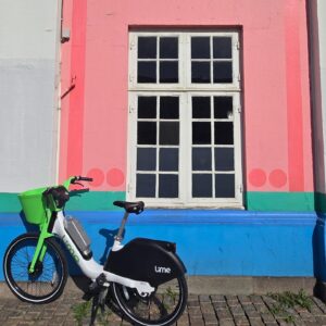 Kittiphak Thongauam Instagram - ทริปที่แล้ว คุณ @eff.b เจ้าของเพจก่อนเข่าฉันสึก แนะนำมาว่าตึกนี้สีสวย นี่เดินผ่านตอนกลางคืนก็อืออือ พาสเทลดี แต่ออกจะจืดๆ ก็เลยเพียงผ่าน เมื่อวานซืนเดินมั่วๆ มาเจออีก โอ้โห กลางคืนกับตอนแดดสาดคือคนละเรื่องงงง แล้วโอ๊ะ มีชุดแพนโทนนี้ แต่อยู่คนเดียว ครั้นจะกวนให้คนที่ผ่านไปมาถ่ายให้ โลเคชั่นก็ยากเกินไป จึงได้แต่เก็บสต๊อกรูปinsert และแจ้งไปทางหนู @napatsverden ที่จะเจออีกวันว่าช่วยพี่ทำคอนเท้นท์นี้ด้วย และเรามีโอกาสอีกวันเดียวในพยากรณ์โคเปนที่แดดจะออก และหนูโอ๊คกับแดดโคเปนก็ไม่ทำให้พี่ผิดหวัง ถือว่าลงเป็นการขอบคุณไปเลยค่ะยี่สิบรูป(คะ?) 🍭💓🌞