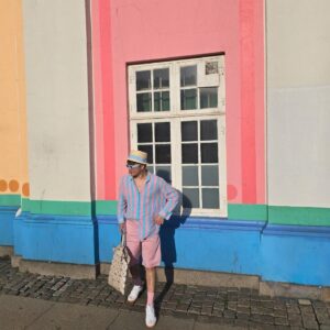 Kittiphak Thongauam Instagram - ทริปที่แล้ว คุณ @eff.b เจ้าของเพจก่อนเข่าฉันสึก แนะนำมาว่าตึกนี้สีสวย นี่เดินผ่านตอนกลางคืนก็อืออือ พาสเทลดี แต่ออกจะจืดๆ ก็เลยเพียงผ่าน เมื่อวานซืนเดินมั่วๆ มาเจออีก โอ้โห กลางคืนกับตอนแดดสาดคือคนละเรื่องงงง แล้วโอ๊ะ มีชุดแพนโทนนี้ แต่อยู่คนเดียว ครั้นจะกวนให้คนที่ผ่านไปมาถ่ายให้ โลเคชั่นก็ยากเกินไป จึงได้แต่เก็บสต๊อกรูปinsert และแจ้งไปทางหนู @napatsverden ที่จะเจออีกวันว่าช่วยพี่ทำคอนเท้นท์นี้ด้วย และเรามีโอกาสอีกวันเดียวในพยากรณ์โคเปนที่แดดจะออก และหนูโอ๊คกับแดดโคเปนก็ไม่ทำให้พี่ผิดหวัง ถือว่าลงเป็นการขอบคุณไปเลยค่ะยี่สิบรูป(คะ?) 🍭💓🌞