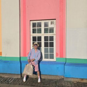 Kittiphak Thongauam Instagram - ทริปที่แล้ว คุณ @eff.b เจ้าของเพจก่อนเข่าฉันสึก แนะนำมาว่าตึกนี้สีสวย นี่เดินผ่านตอนกลางคืนก็อืออือ พาสเทลดี แต่ออกจะจืดๆ ก็เลยเพียงผ่าน เมื่อวานซืนเดินมั่วๆ มาเจออีก โอ้โห กลางคืนกับตอนแดดสาดคือคนละเรื่องงงง แล้วโอ๊ะ มีชุดแพนโทนนี้ แต่อยู่คนเดียว ครั้นจะกวนให้คนที่ผ่านไปมาถ่ายให้ โลเคชั่นก็ยากเกินไป จึงได้แต่เก็บสต๊อกรูปinsert และแจ้งไปทางหนู @napatsverden ที่จะเจออีกวันว่าช่วยพี่ทำคอนเท้นท์นี้ด้วย และเรามีโอกาสอีกวันเดียวในพยากรณ์โคเปนที่แดดจะออก และหนูโอ๊คกับแดดโคเปนก็ไม่ทำให้พี่ผิดหวัง ถือว่าลงเป็นการขอบคุณไปเลยค่ะยี่สิบรูป(คะ?) 🍭💓🌞