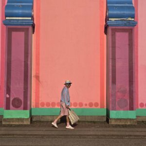 Kittiphak Thongauam Instagram - ทริปที่แล้ว คุณ @eff.b เจ้าของเพจก่อนเข่าฉันสึก แนะนำมาว่าตึกนี้สีสวย นี่เดินผ่านตอนกลางคืนก็อืออือ พาสเทลดี แต่ออกจะจืดๆ ก็เลยเพียงผ่าน เมื่อวานซืนเดินมั่วๆ มาเจออีก โอ้โห กลางคืนกับตอนแดดสาดคือคนละเรื่องงงง แล้วโอ๊ะ มีชุดแพนโทนนี้ แต่อยู่คนเดียว ครั้นจะกวนให้คนที่ผ่านไปมาถ่ายให้ โลเคชั่นก็ยากเกินไป จึงได้แต่เก็บสต๊อกรูปinsert และแจ้งไปทางหนู @napatsverden ที่จะเจออีกวันว่าช่วยพี่ทำคอนเท้นท์นี้ด้วย และเรามีโอกาสอีกวันเดียวในพยากรณ์โคเปนที่แดดจะออก และหนูโอ๊คกับแดดโคเปนก็ไม่ทำให้พี่ผิดหวัง ถือว่าลงเป็นการขอบคุณไปเลยค่ะยี่สิบรูป(คะ?) 🍭💓🌞