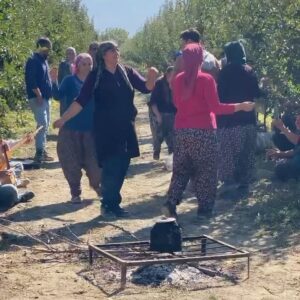 Kıvanç Kasabalı Instagram - Hem çalıştık hem eğlendik 
.
@sehirdenuzaktatrt 
Yeni bölümler yakında Trt Belgesel’de!!