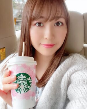 Kiyono Yasuno Instagram - ☕️
おはようございます

今日は寒いところに来ています⛄️

ブレずにアイスカフェラテを飲んで１日がんばります。

みなさまも良い日曜日を❅*॰ॱ