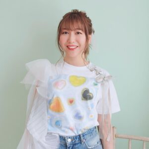 Kiyono Yasuno Instagram - 📷
うれしはずかし、
声優10周年記念本。

安野希世乃10thメモリアルブック『Act.10』✨

ステキなお写真を、たくさんたくさん撮ってもらいましたっ。📸

ということで、オフショットをこちらでもおすそわけ。

こちらは表紙の撮影@沖縄のハウススタジオさん。
 
ブックに付録するTシャツを着用してます。
 
安野の演じたキャラクターみんなへの愛を込めた、手描きデザインです🖼

お手元に届くのを、どうぞお楽しみに…♪

📚Act.10
https://www.avex.jp/kiyono-yasuno/news/detail.php?id=1100123