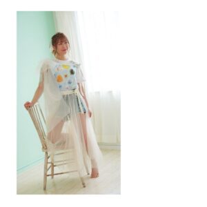 Kiyono Yasuno Instagram - 📷
うれしはずかし、
声優10周年記念本。

安野希世乃10thメモリアルブック『Act.10』✨

ステキなお写真を、たくさんたくさん撮ってもらいましたっ。📸

ということで、オフショットをこちらでもおすそわけ。

こちらは表紙の撮影@沖縄のハウススタジオさん。
 
ブックに付録するTシャツを着用してます。
 
安野の演じたキャラクターみんなへの愛を込めた、手描きデザインです🖼

お手元に届くのを、どうぞお楽しみに…♪

📚Act.10
https://www.avex.jp/kiyono-yasuno/news/detail.php?id=1100123