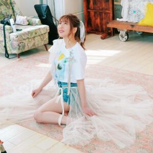 Kiyono Yasuno Instagram - 📷
うれしはずかし、
声優10周年記念本。

安野希世乃10thメモリアルブック『Act.10』✨

ステキなお写真を、たくさんたくさん撮ってもらいましたっ。📸

ということで、オフショットをこちらでもおすそわけ。

こちらは表紙の撮影@沖縄のハウススタジオさん。
 
ブックに付録するTシャツを着用してます。
 
安野の演じたキャラクターみんなへの愛を込めた、手描きデザインです🖼

お手元に届くのを、どうぞお楽しみに…♪

📚Act.10
https://www.avex.jp/kiyono-yasuno/news/detail.php?id=1100123