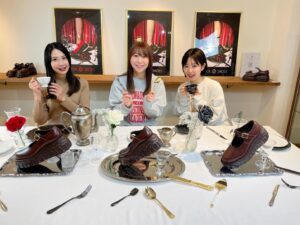 Kiyono Yasuno Instagram - 🍽️
素敵な食卓を囲んで３人でパシャリ⸜₍*̤̥͚₎⸝

偶然店内でお会いできた愛野えりさんとも🫶🏻

(ステルス性能高いのに、見つけてもらえて嬉しかったです…🌸)

食べるのがもったいないくらい可愛かったプードルケーキ🐩🧁