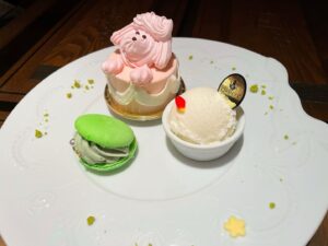 Kiyono Yasuno Instagram - 🍽️
素敵な食卓を囲んで３人でパシャリ⸜₍*̤̥͚₎⸝

偶然店内でお会いできた愛野えりさんとも🫶🏻

(ステルス性能高いのに、見つけてもらえて嬉しかったです…🌸)

食べるのがもったいないくらい可愛かったプードルケーキ🐩🧁