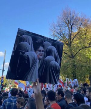 Klaas Heufer-Umlauf Instagram - MAHSA, your name became a symbol for FREEDOM 🕊️

#womanlifefreedom #MahsaAmini
