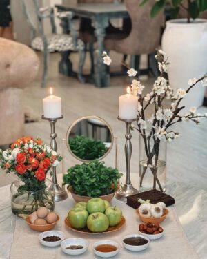 Klaas Heufer-Umlauf Instagram - 🕊️Nowruz, was “Neuer Tag” bedeutet, ist ein altes Fest, das am ersten Tag des Frühlings von über 300 Millionen Menschen weltweit als Beginn des neuen Jahres gefeiert wird.
Frohes Nowruz an alle Iraner und diejenigen, die dieses alte Fest weltweit feiern. Möge das neue Jahr Frieden und Befreiung für alle Gemeinschaften weltweit bringen, die unter Unterdrückung und Ungerechtigkeit leiden.
Hier sehen Sie Bilder von ‘Haft-Sin’-Tischen, die in jedem iranischen Haushalt mit dem Beginn des Nowruz sichtbar werden. ‘Haft-Sin’ bezieht sich auf sieben Gegenstände, die jeweils mit dem Buchstaben ‘S’ beginnen und jede symbolisiert eine bestimmte spirituelle Kraft, einschließlich Gesundheit, Überfluss, Fruchtbarkeit und so weiter.
——————————————

Nowruz , meaning “New Day” is an ancient festival celebrated on the first day of spring by over 300 million people worldwide as the start the new year. 

Happy Nowruz to all Iranians and those who celebrate this ancient festival around the world.
May the new year bring peace and liberation to all communities worldwide suffering from oppression and injustice. 
Here you can see images of ‘Haft-Sin’ tables, which are visible in every Iranian household with the arrival of Nowruz. ‘Haft-Sin’ refers to seven items, each starting with the letter ‘S,’ and each symbolizes a specific spiritual force, including health, abundance, fertility, and so on.

#HappynNowruz #WomanLifeFreedom #JinJianAzadi #MahsaAmini