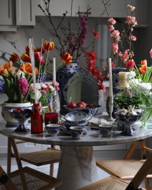 Klaas Heufer-Umlauf Instagram - 🕊️Nowruz, was “Neuer Tag” bedeutet, ist ein altes Fest, das am ersten Tag des Frühlings von über 300 Millionen Menschen weltweit als Beginn des neuen Jahres gefeiert wird.
Frohes Nowruz an alle Iraner und diejenigen, die dieses alte Fest weltweit feiern. Möge das neue Jahr Frieden und Befreiung für alle Gemeinschaften weltweit bringen, die unter Unterdrückung und Ungerechtigkeit leiden.
Hier sehen Sie Bilder von ‘Haft-Sin’-Tischen, die in jedem iranischen Haushalt mit dem Beginn des Nowruz sichtbar werden. ‘Haft-Sin’ bezieht sich auf sieben Gegenstände, die jeweils mit dem Buchstaben ‘S’ beginnen und jede symbolisiert eine bestimmte spirituelle Kraft, einschließlich Gesundheit, Überfluss, Fruchtbarkeit und so weiter.
——————————————

Nowruz , meaning “New Day” is an ancient festival celebrated on the first day of spring by over 300 million people worldwide as the start the new year. 

Happy Nowruz to all Iranians and those who celebrate this ancient festival around the world.
May the new year bring peace and liberation to all communities worldwide suffering from oppression and injustice. 
Here you can see images of ‘Haft-Sin’ tables, which are visible in every Iranian household with the arrival of Nowruz. ‘Haft-Sin’ refers to seven items, each starting with the letter ‘S,’ and each symbolizes a specific spiritual force, including health, abundance, fertility, and so on.

#HappynNowruz #WomanLifeFreedom #JinJianAzadi #MahsaAmini