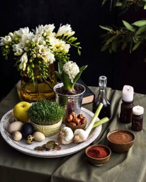 Klaas Heufer-Umlauf Instagram - 🕊️Nowruz, was “Neuer Tag” bedeutet, ist ein altes Fest, das am ersten Tag des Frühlings von über 300 Millionen Menschen weltweit als Beginn des neuen Jahres gefeiert wird.
Frohes Nowruz an alle Iraner und diejenigen, die dieses alte Fest weltweit feiern. Möge das neue Jahr Frieden und Befreiung für alle Gemeinschaften weltweit bringen, die unter Unterdrückung und Ungerechtigkeit leiden.
Hier sehen Sie Bilder von ‘Haft-Sin’-Tischen, die in jedem iranischen Haushalt mit dem Beginn des Nowruz sichtbar werden. ‘Haft-Sin’ bezieht sich auf sieben Gegenstände, die jeweils mit dem Buchstaben ‘S’ beginnen und jede symbolisiert eine bestimmte spirituelle Kraft, einschließlich Gesundheit, Überfluss, Fruchtbarkeit und so weiter.
——————————————

Nowruz , meaning “New Day” is an ancient festival celebrated on the first day of spring by over 300 million people worldwide as the start the new year. 

Happy Nowruz to all Iranians and those who celebrate this ancient festival around the world.
May the new year bring peace and liberation to all communities worldwide suffering from oppression and injustice. 
Here you can see images of ‘Haft-Sin’ tables, which are visible in every Iranian household with the arrival of Nowruz. ‘Haft-Sin’ refers to seven items, each starting with the letter ‘S,’ and each symbolizes a specific spiritual force, including health, abundance, fertility, and so on.

#HappynNowruz #WomanLifeFreedom #JinJianAzadi #MahsaAmini