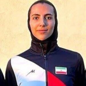 Klaas Heufer-Umlauf Instagram - Während Israel in den frühen Morgenstunden zum Gegenschlag ausgeholt haben soll gegen den Iran, wird parallel massiv gegen die Frauen vorgegangen seitens der Sittenpolizei der islamischen Republik.

Das Mullah Regime führt nach Außen einen Krieg gegen Israel und den Westen, nach Innen gegen alle, die sein klerikal-autokratisches Gender-Apartheid-Regime ablehnen – allen voran einen Krieg gegen die Frauen.

Gestern Morgen wurde die iranische Profi-Volleyballerin Mobina Rostami verhaftet. Sie hatte auf Instagram geschrieben: „Ich schäme mich für die Attacke des Regimes auf Israel und ich möchte, dass sie wissen, dass die Menschen in Iran Israel lieben und die Islamische Republik hassen.“

Nicht der Iran führt Krieg gegen Israel: Es ist die Islamische Republik, die Krieg führt. Die überwältigende Mehrheit der iranischen Zivilgesellschaft hat erkannt, dass das Regime Feinde im Außen braucht, um sich zu legitimieren. 
 
Die Menschen lassen sich nicht länger vor den Karren spannen. Lasst uns ihre SchallverstärkerInnen sein, ihre Gesichter zeigen und ihre Geschichten erzählen!
