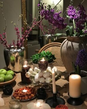 Klaas Heufer-Umlauf Instagram - 🕊️Nowruz, was “Neuer Tag” bedeutet, ist ein altes Fest, das am ersten Tag des Frühlings von über 300 Millionen Menschen weltweit als Beginn des neuen Jahres gefeiert wird.
Frohes Nowruz an alle Iraner und diejenigen, die dieses alte Fest weltweit feiern. Möge das neue Jahr Frieden und Befreiung für alle Gemeinschaften weltweit bringen, die unter Unterdrückung und Ungerechtigkeit leiden.
Hier sehen Sie Bilder von ‘Haft-Sin’-Tischen, die in jedem iranischen Haushalt mit dem Beginn des Nowruz sichtbar werden. ‘Haft-Sin’ bezieht sich auf sieben Gegenstände, die jeweils mit dem Buchstaben ‘S’ beginnen und jede symbolisiert eine bestimmte spirituelle Kraft, einschließlich Gesundheit, Überfluss, Fruchtbarkeit und so weiter.
——————————————

Nowruz , meaning “New Day” is an ancient festival celebrated on the first day of spring by over 300 million people worldwide as the start the new year. 

Happy Nowruz to all Iranians and those who celebrate this ancient festival around the world.
May the new year bring peace and liberation to all communities worldwide suffering from oppression and injustice. 
Here you can see images of ‘Haft-Sin’ tables, which are visible in every Iranian household with the arrival of Nowruz. ‘Haft-Sin’ refers to seven items, each starting with the letter ‘S,’ and each symbolizes a specific spiritual force, including health, abundance, fertility, and so on.

#HappynNowruz #WomanLifeFreedom #JinJianAzadi #MahsaAmini