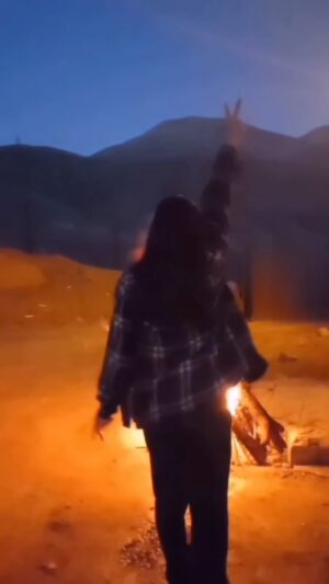 Klaas Heufer-Umlauf Instagram - Brennen des obligatorischen Kopftuchs und Feuer springen für Freiheit.🔥
Heute ist “Chaharshanbe suri” in der iranischen Kultur, unser Fest des Feuers. Wir entzünden kleine Lagerfeuer und springen über sie, um Unglück und Böses zu vertreiben. Wir springen in Richtung Hoffnung, Gesundheit und Licht für unser bevorstehendes neues Jahr.
Trotz der Widrigkeiten gegen uns kämpfen mein Volk weiter und hoffen auf ein besseres kommendes Jahr.
Nach fast 45 Jahren Winter kämpfen wir immer noch für unseren Frühling frei von der Unterdrückung der Islamischen Republik.

Bitte zeigen Sie aktive Solidarität mit dem Volk des Iran in ihrem unermüdlichen Kampf für Freiheit.
__________________

Burning mandatory hijab and Jumping fire for freedom.🔥

Today is “Chaharshanbe suri” in Iranian culture, our festival of fire. We light small bonfires and jump over them to dissipate misfortune and evil. We leap towards hope, health and light for our upcoming new year. 
Despite the odds against us, my people continue to fight and hope for a better year ahead. 
After nearly 45 years of winter, we are still fighting for our spring free of Islamic Republic’s oppression.

Please stand in active solidarity with the people of Iran in their relentless fight for freedom. 

#WomanLifeFreedom #MahsaAmini #JinJianAzadi #ChaharshanbeSuri