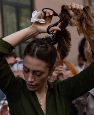 Klaas Heufer-Umlauf Instagram - Vom späten 19. Jahrhundert bis zum frühen 20. Jahrhundert bis heute streben Frauen auf der ganzen Welt immer noch nach Anerkennung, Respekt und gleichen Möglichkeiten. Am 8. März zollen wir allen Anstrengungen Tribut, die von Frauenbewegungen für die Frauenrechte unternommen wurden. Wir schätzen auch alle Anstrengungen und Kämpfe von Frauen weltweit, insbesondere von iranischen Frauen, die fast vierundvierzig Jahre lang unter systematischer Unterdrückung und Ungerechtigkeit gelebt haben. Mit ihrer mächtigen Bewegung “Frau, Leben, Freiheit” riskieren sie jeden Tag ihr Leben auf der Suche nach Gleichberechtigung und im Kampf gegen Geschlechterdiskriminierung.
Am Internationalen Frauentag ist es entscheidend, in Solidarität mit iranischen Frauen zu stehen und ihren fortlaufenden Kampf gegen das islamische Regime der Islamischen Republik für Gleichberechtigung, Gerechtigkeit und Ermächtigung zu unterstützen. Indem wir das Bewusstsein schärfen und ihre Stimmen verstärken, können wir dazu beitragen, eine gerechtere Gesellschaft für alle zu schaffen. Vergessen Sie nicht: “Keiner von uns ist frei, bis alle von uns frei sind.”
———————————————

From the late 19th century to the early 20th century until now, women all around the world still strive for recognition, respect, and equal opportunities. On March 8th, we pay tribute to all the efforts made by women’s movements towards women’s rights. We also appreciate all the efforts and struggles of women worldwide, especially Iranian women, who have lived under nearly forty-four years of systematic oppression and injustice. With their powerful movement of “Woman, Life, Freedom,” they risk their lives every day in pursuit of equality and fighting gender discrimination.

On International Women’s Day, it’s crucial to stand in solidarity with Iranian women and support their ongoing struggle against the Islamic Republic Regime for equality, justice, and empowerment. By raising awareness and amplifying their voices, we can help create a more equitable society for all.
Don’t forget : “None of us is free until all of us are free”.

Happy international women’s day . 

#internationalwomensday #MahsaAmini #WomanLifeFreedom #JinJianAza