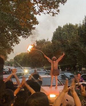 Klaas Heufer-Umlauf Instagram - Vom späten 19. Jahrhundert bis zum frühen 20. Jahrhundert bis heute streben Frauen auf der ganzen Welt immer noch nach Anerkennung, Respekt und gleichen Möglichkeiten. Am 8. März zollen wir allen Anstrengungen Tribut, die von Frauenbewegungen für die Frauenrechte unternommen wurden. Wir schätzen auch alle Anstrengungen und Kämpfe von Frauen weltweit, insbesondere von iranischen Frauen, die fast vierundvierzig Jahre lang unter systematischer Unterdrückung und Ungerechtigkeit gelebt haben. Mit ihrer mächtigen Bewegung “Frau, Leben, Freiheit” riskieren sie jeden Tag ihr Leben auf der Suche nach Gleichberechtigung und im Kampf gegen Geschlechterdiskriminierung.
Am Internationalen Frauentag ist es entscheidend, in Solidarität mit iranischen Frauen zu stehen und ihren fortlaufenden Kampf gegen das islamische Regime der Islamischen Republik für Gleichberechtigung, Gerechtigkeit und Ermächtigung zu unterstützen. Indem wir das Bewusstsein schärfen und ihre Stimmen verstärken, können wir dazu beitragen, eine gerechtere Gesellschaft für alle zu schaffen. Vergessen Sie nicht: “Keiner von uns ist frei, bis alle von uns frei sind.”
———————————————

From the late 19th century to the early 20th century until now, women all around the world still strive for recognition, respect, and equal opportunities. On March 8th, we pay tribute to all the efforts made by women’s movements towards women’s rights. We also appreciate all the efforts and struggles of women worldwide, especially Iranian women, who have lived under nearly forty-four years of systematic oppression and injustice. With their powerful movement of “Woman, Life, Freedom,” they risk their lives every day in pursuit of equality and fighting gender discrimination.

On International Women’s Day, it’s crucial to stand in solidarity with Iranian women and support their ongoing struggle against the Islamic Republic Regime for equality, justice, and empowerment. By raising awareness and amplifying their voices, we can help create a more equitable society for all.
Don’t forget : “None of us is free until all of us are free”.

Happy international women’s day . 

#internationalwomensday #MahsaAmini #WomanLifeFreedom #JinJianAza