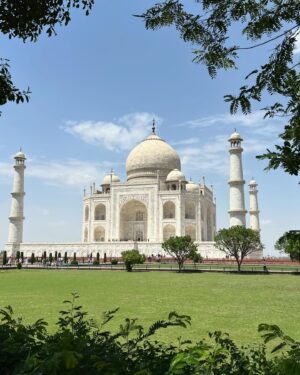 Klára Issová Instagram - 🕌…22 let práce, 20 tisíc dělníků, krásné řemeslné a umělecké detaily…fascinující příběh hrobky Tadž Mahal postavené jako místo posledního odpočinku pro svou LÁSKU…🤍 Díky úžasnému průvodci (kontakt na poslední fotce) jsem měla možnost obdivovat tento nový sedmý div světa a dozvědět se nejen vše o této úžasné stavbě ale také jaké to je provázet turisty z celého světa a žít za zdí Tadž Mahalu od útlého dětství…Díky za krásný zážitek.🙏🏻✨
#tadzmahal #tajmahal  #indie #whitewonder #7divsveta #🕌 #🤍
