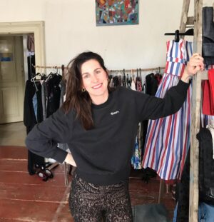 Klára Vytisková Instagram - Máme velkou radost! 50 592,- Kč posíláme z našeho rodinného second handu do fondu na podporu ukrajinských rodin, které našly dočasné útočiště u nás v Úněticích. Poputují na samostatný transparentní účet založený obcí 51-2023010227 / 0100 💫🕊
Moc děkujeme všem, kteří u nás nakoupili, pomohli a přispěli!
Děkujeme také @uneticky_pivovar a Vinnému Sklepu Únětice za nápoje, které dodaly inspiraci kupujícím,
farmě @loukykvet Květinovému ateliéru @vanda_hamza a Oxaně Kolytcheva za květiny a všem našim milým sousedům za pomoc, podporu, drobné občerstvení a společnost! ❤️ Užili jsme si spolu 4 krásné dny! Tým ze Mlýna